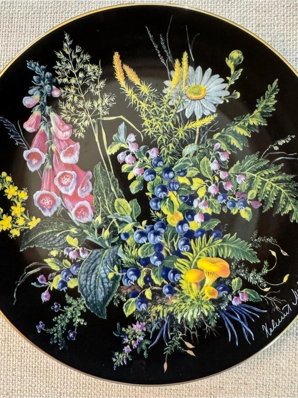 4 Decorative Wall plates German, from Bavaria, summer flowers and berries